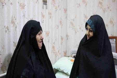 اعطای نشان زن تاثیرگذار به همسر شهید اندرزگو